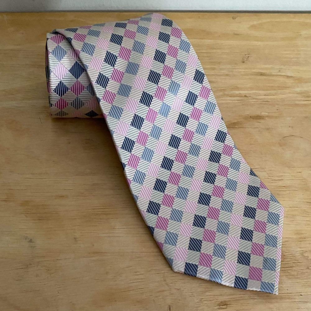 Geoffrey Beene Men’s Handmade Silk Tie in a Pink and Silver
